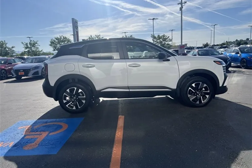 2025 Nissan Kicks SV photo 1