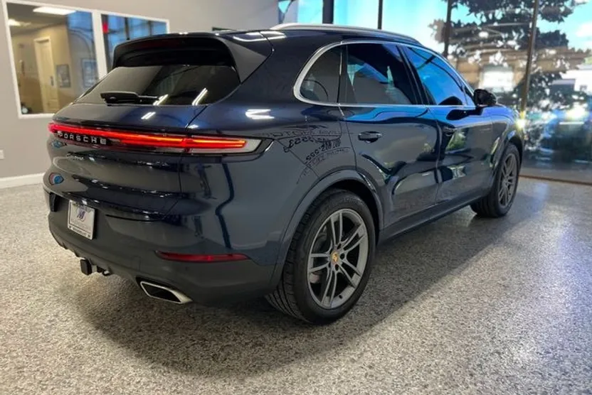 2024 Porsche Cayenne Base photo 1