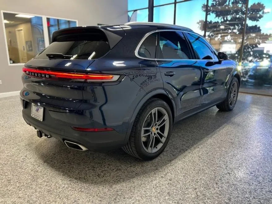 2024 Porsche Cayenne Base photo 1