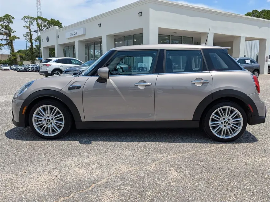 2024 Mini Cooper Hardtop Signature photo 1