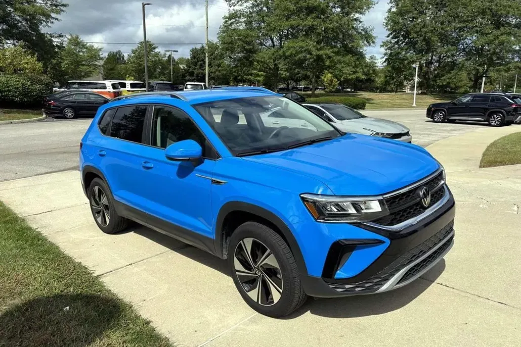 2024 Volkswagen Taos SE photo 1