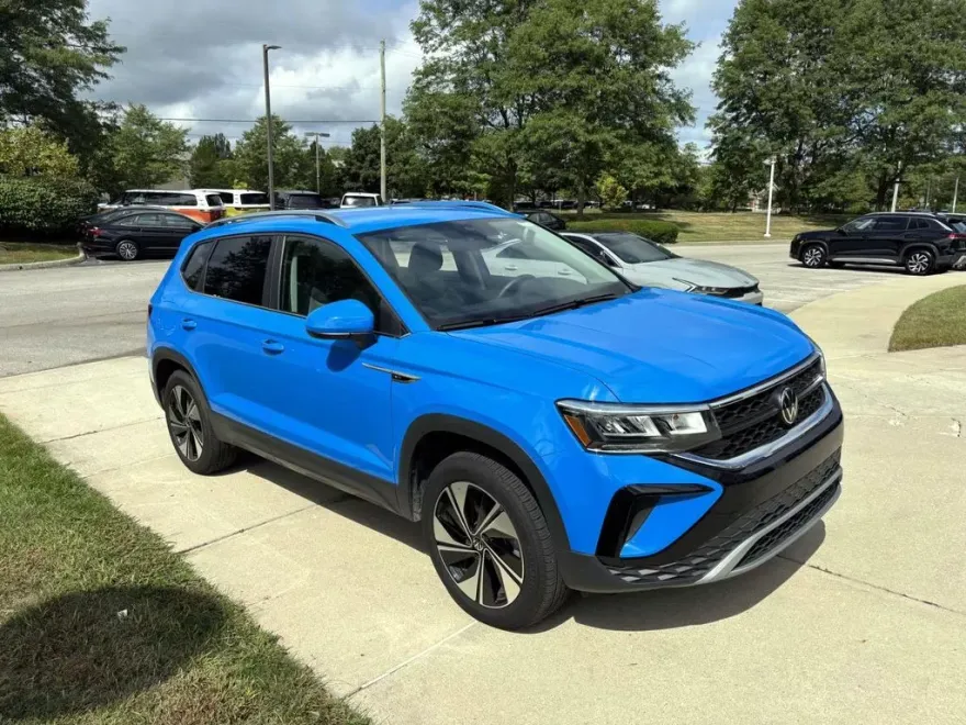 2024 Volkswagen Taos SE photo 1