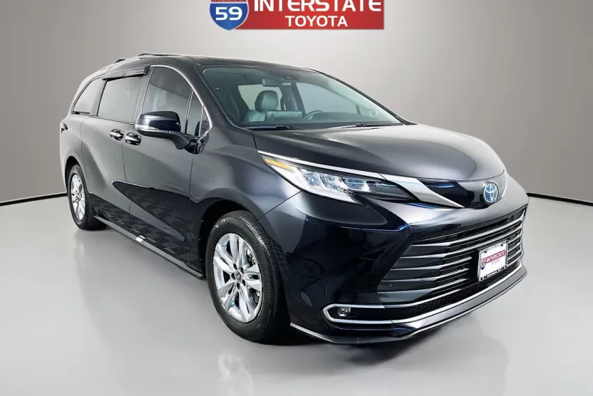 2023 Toyota Sienna Limited photo 1