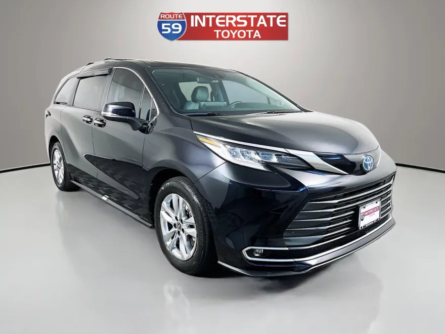 2023 Toyota Sienna Limited photo 1