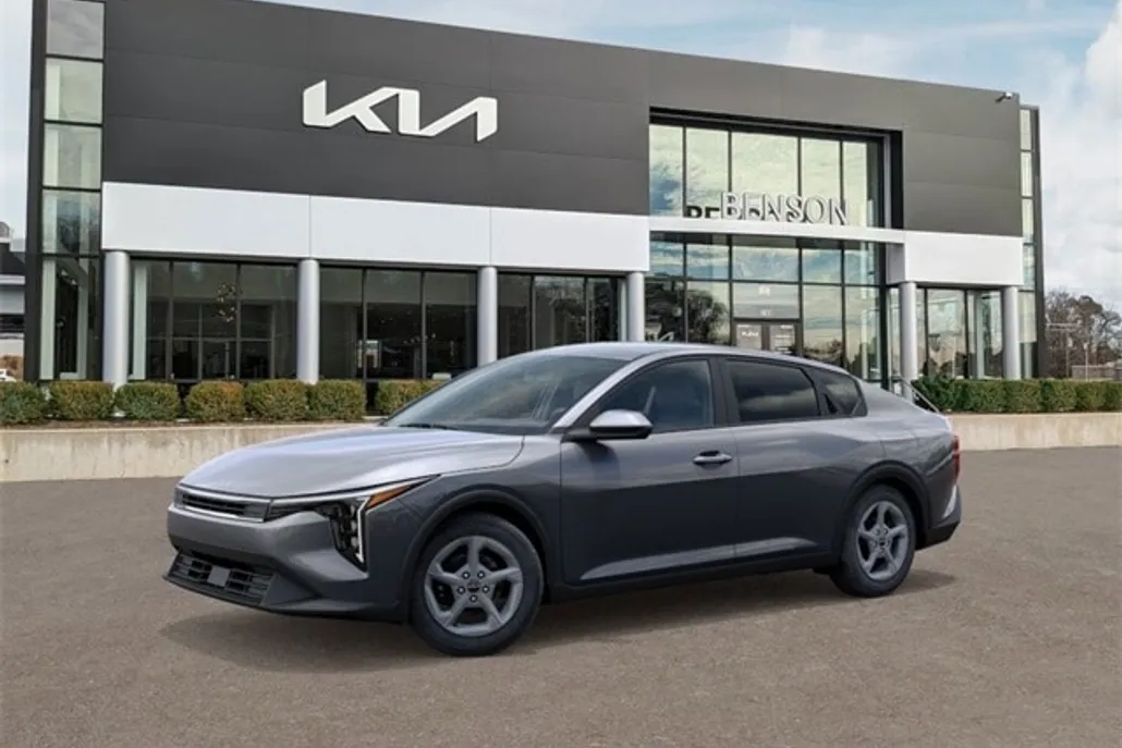 2025 Kia K4 LXS photo 1