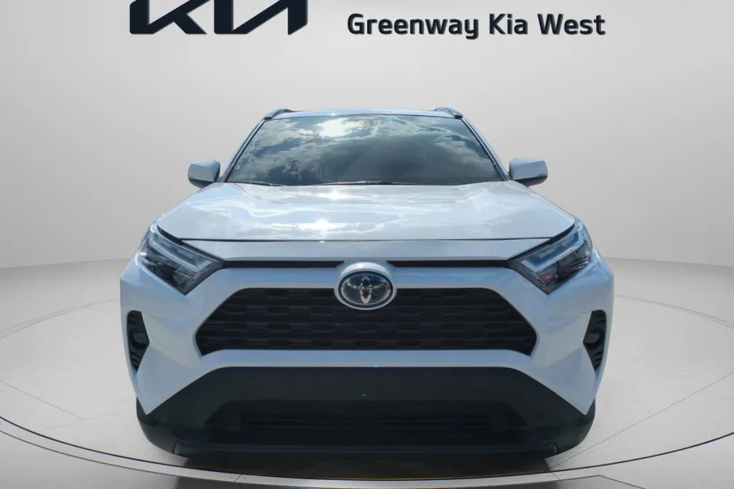 2024 Toyota RAV4 XLE photo 1