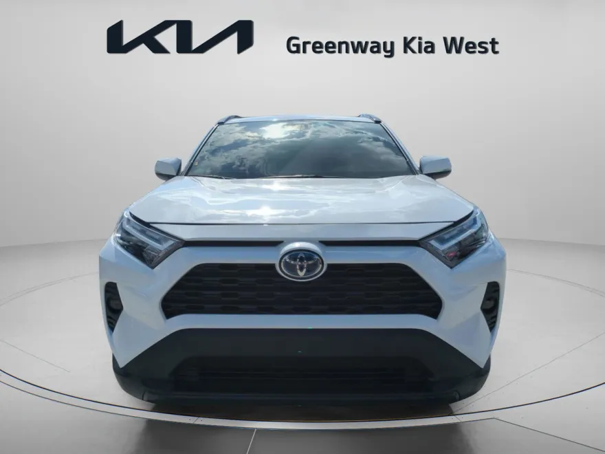 2024 Toyota RAV4 XLE photo 1