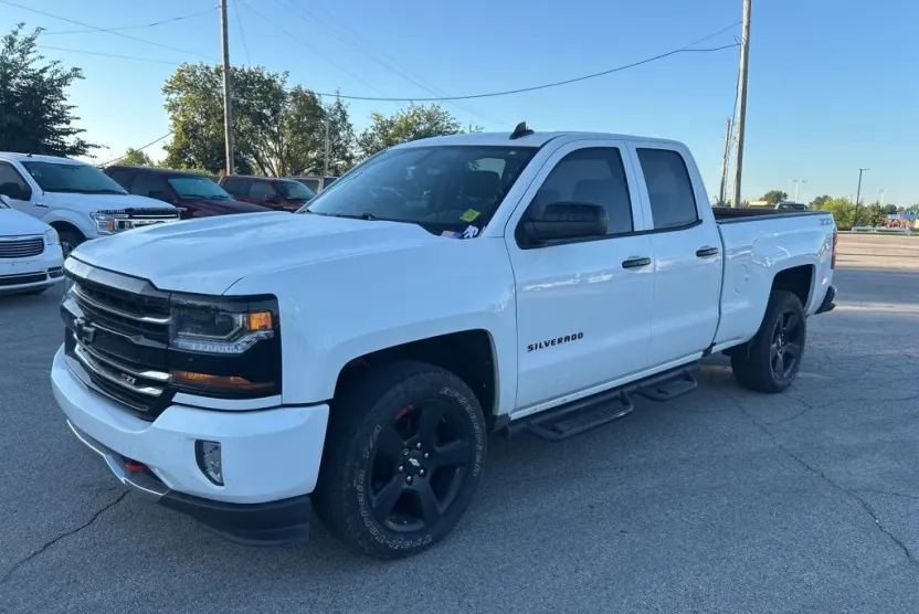 2019 Chevrolet Silverado LT photo 1