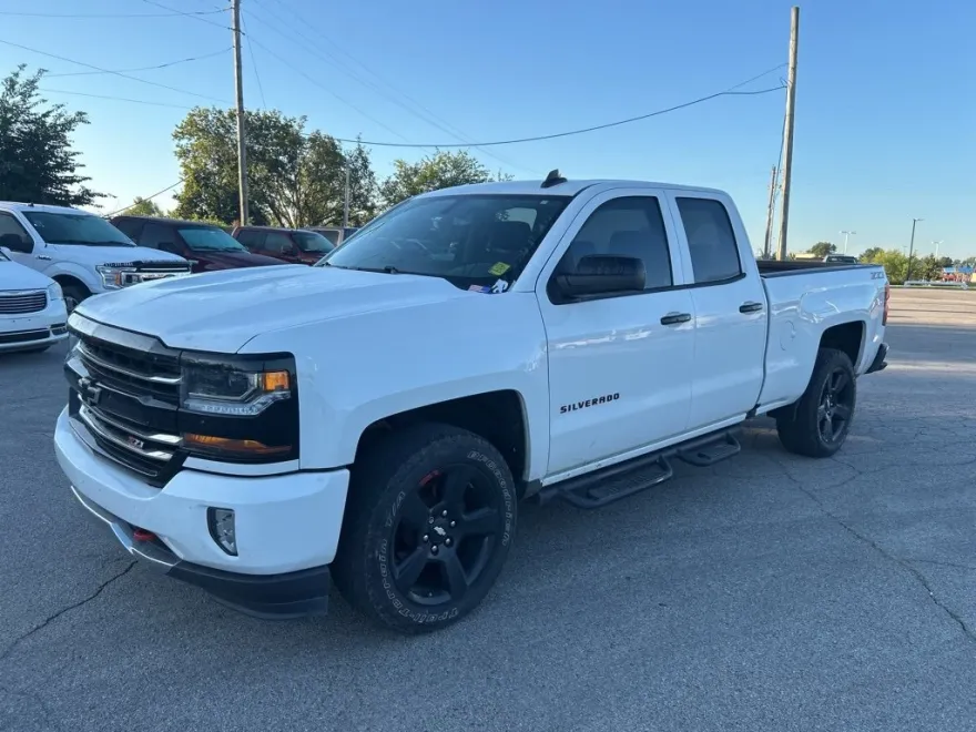 2019 Chevrolet Silverado LT photo 1