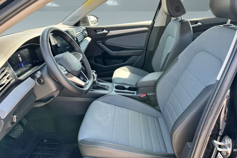 2025 Volkswagen Jetta SE photo 1