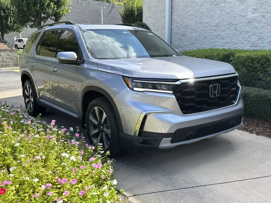 2025 Honda Pilot Touring photo 1