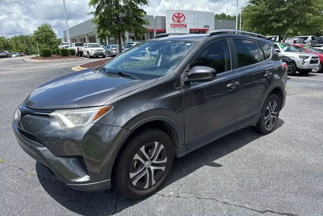 2017 Toyota RAV4 LE photo 1