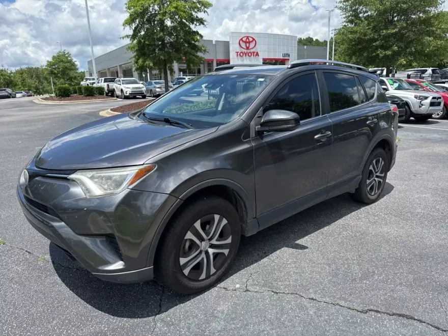 2017 Toyota RAV4 LE photo 1