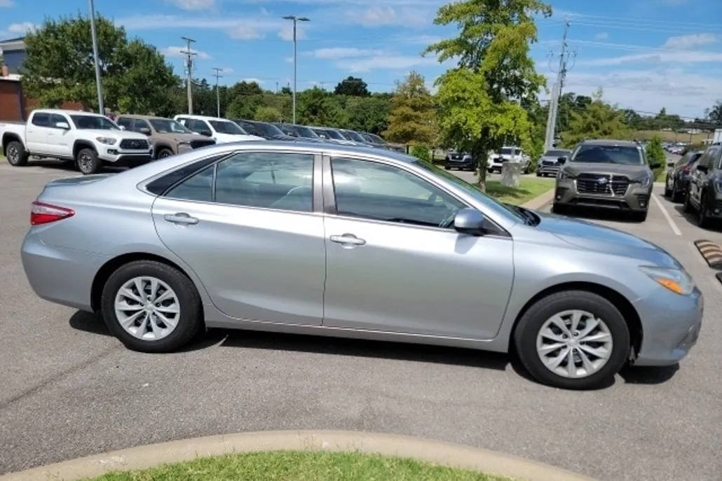 2017 Toyota Camry LE photo 1