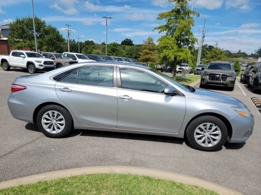 2017 Toyota Camry LE photo 1
