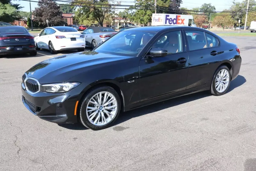 2023 Bmw 330e Sedan photo 1