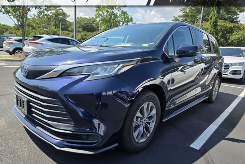 2021 Toyota Sienna LE photo 1