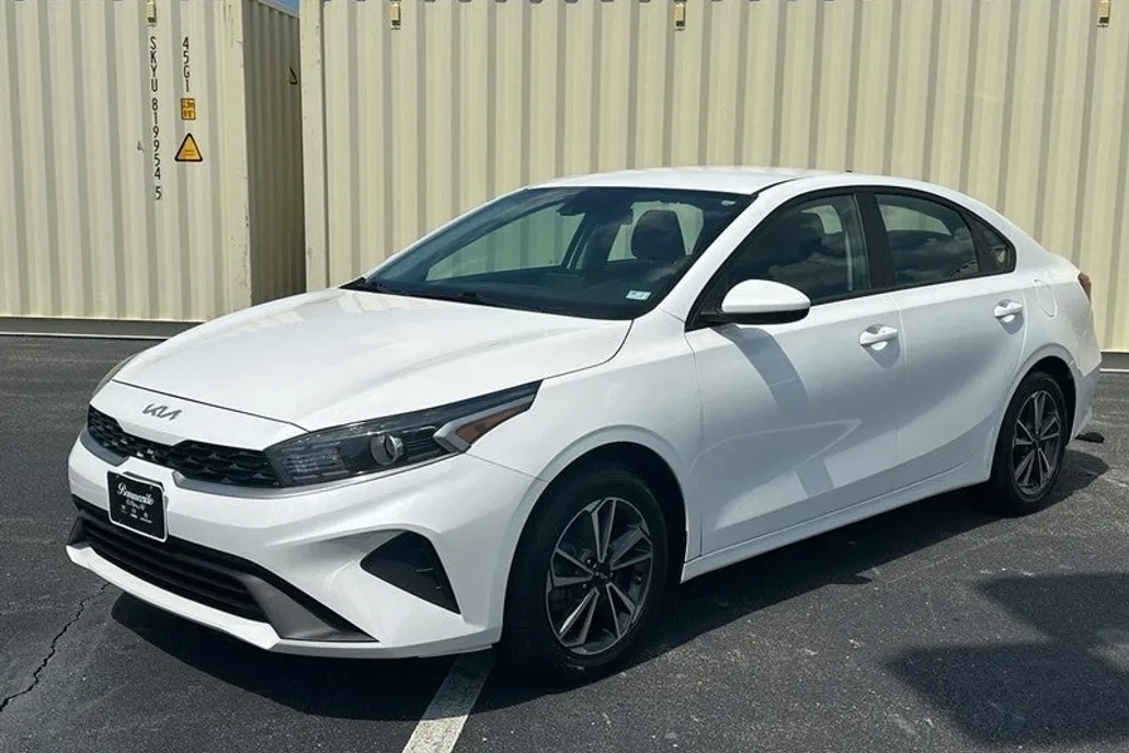2022 Kia Forte LXS photo 1