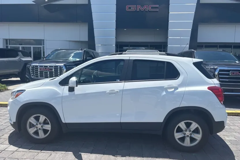 2022 Chevrolet Trax LT photo 1