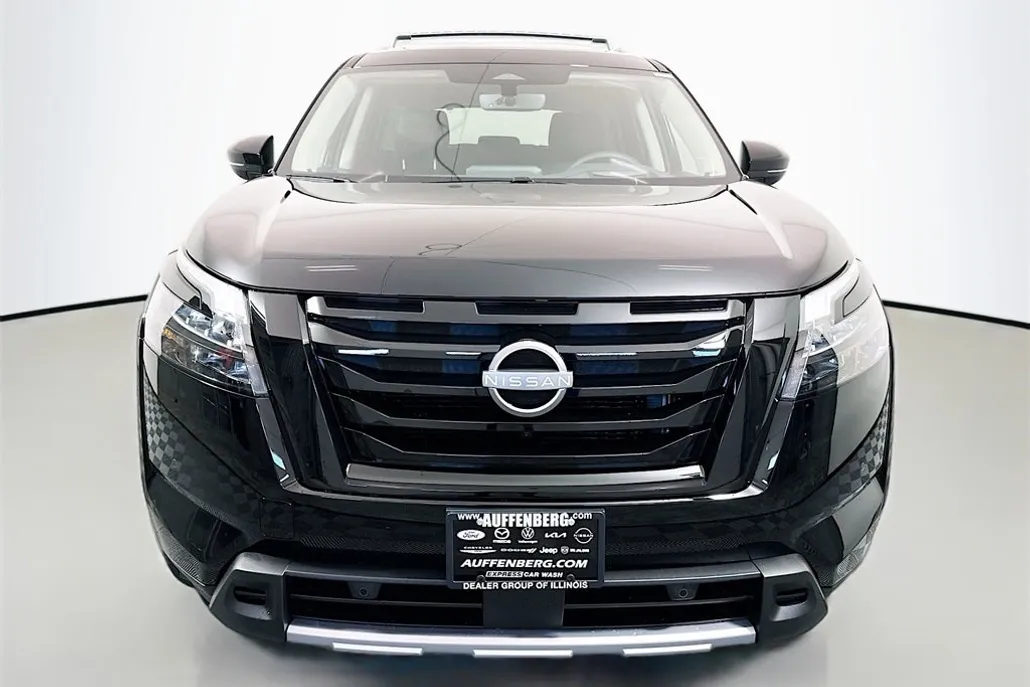 2025 Nissan Pathfinder Platinum photo 1