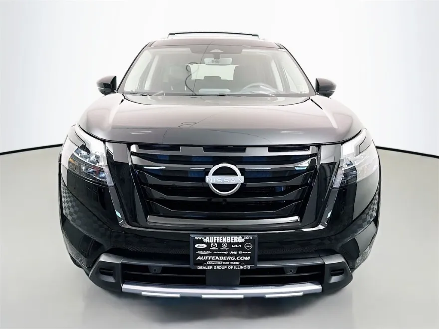 2025 Nissan Pathfinder Platinum photo 1