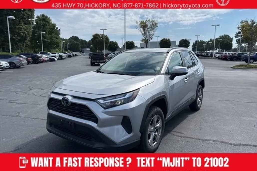 2024 Toyota RAV4 XLE photo 1