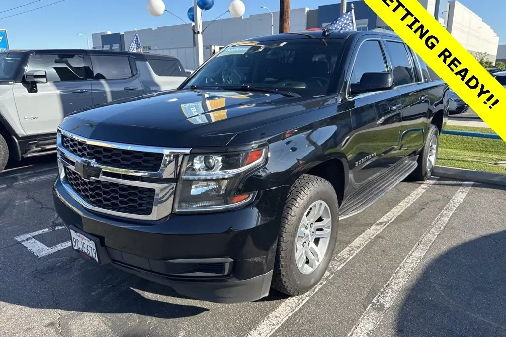 2018 Chevrolet Suburban LT photo 1