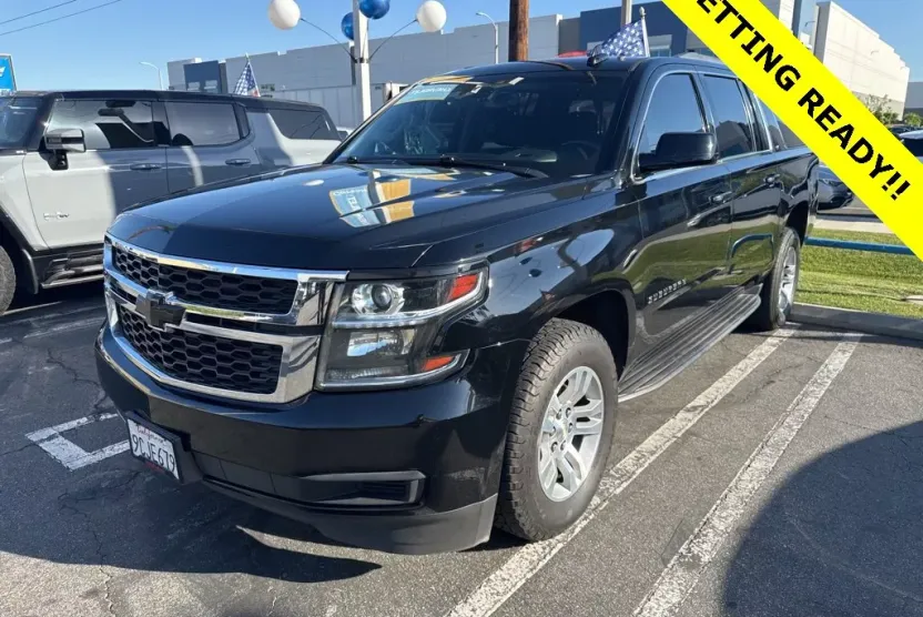 2018 Chevrolet Suburban LT photo 1