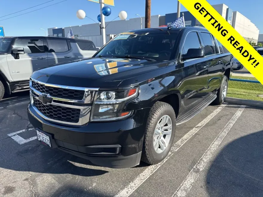 2018 Chevrolet Suburban LT photo 1