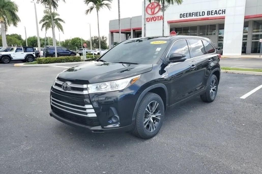 2019 Toyota Highlander LE photo 1