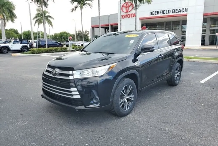 2019 Toyota Highlander LE photo 1
