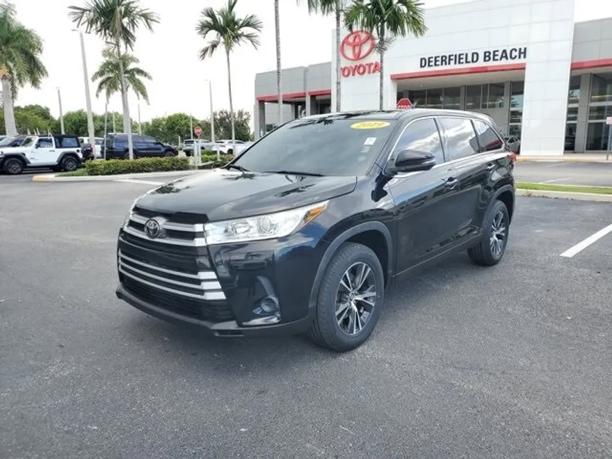 2019 Toyota Highlander LE photo 1