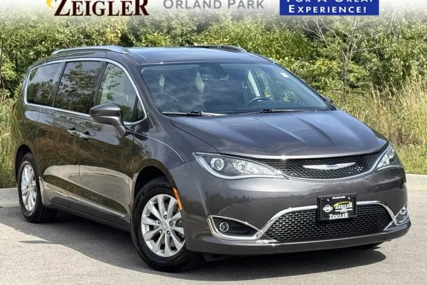 2019 Chrysler Pacifica Touring L photo 1