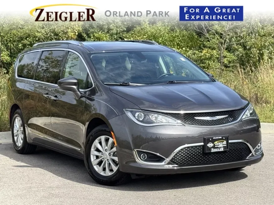 2019 Chrysler Pacifica Touring L photo 1