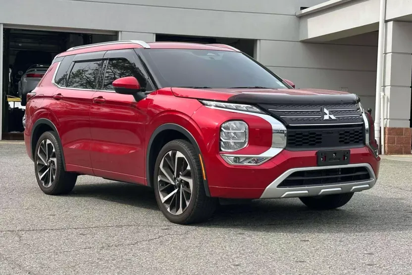 2023 Mitsubishi Outlander SEL photo 1