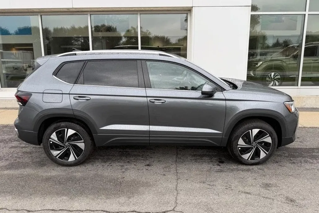 2025 Volkswagen Taos SE photo 1