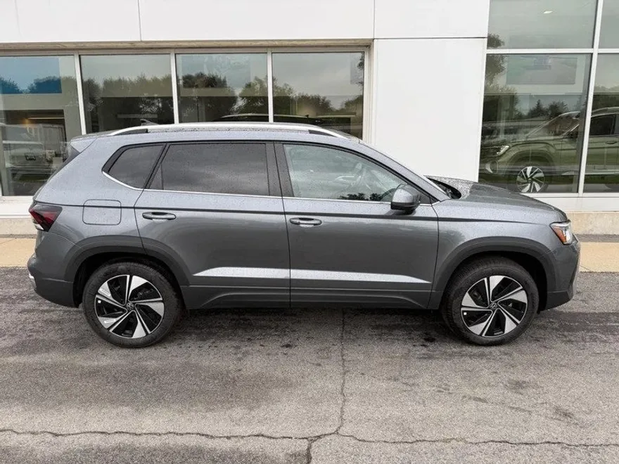 2025 Volkswagen Taos SE photo 1