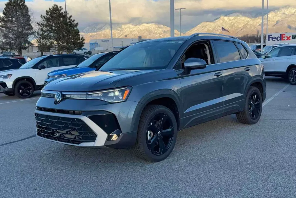 2025 Volkswagen Taos SEL photo 1