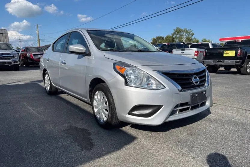 2019 Nissan Versa S photo 1