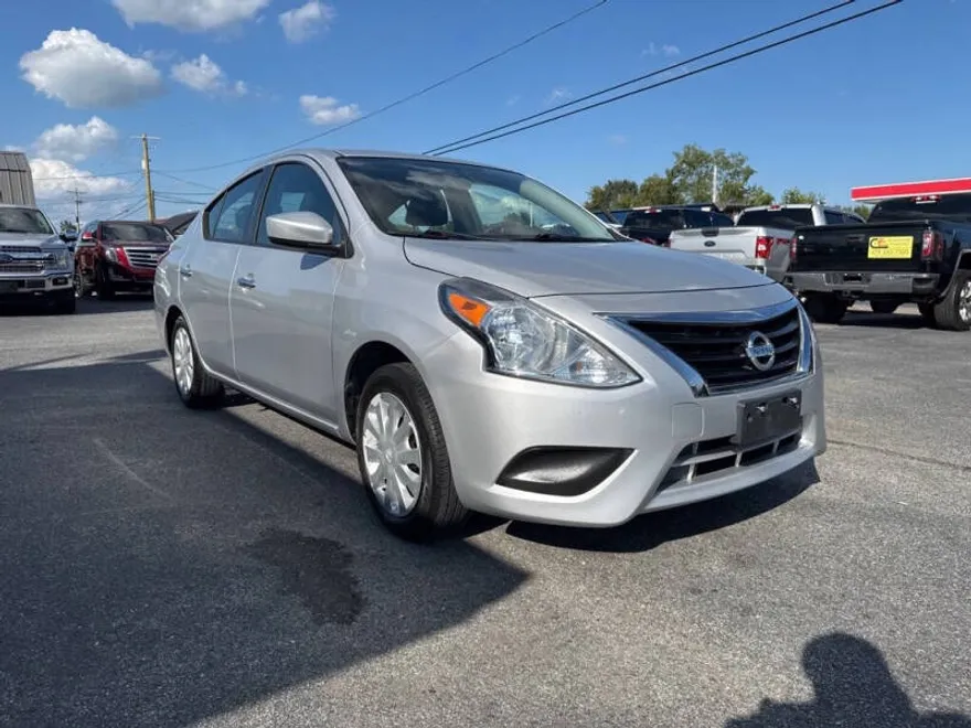 2019 Nissan Versa S photo 1