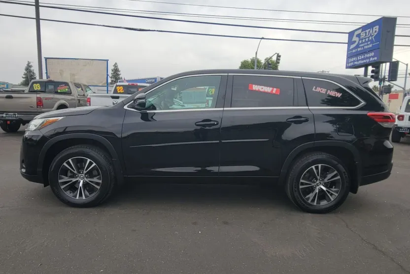 2018 Toyota Highlander LE Sport photo 1