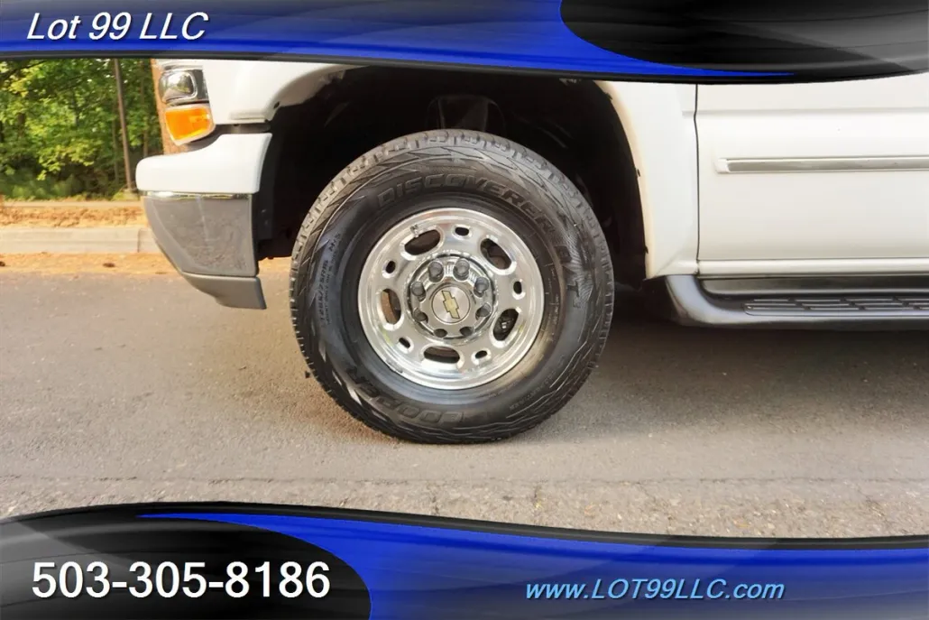 2003 Chevrolet Suburban 2500 LT photo 1