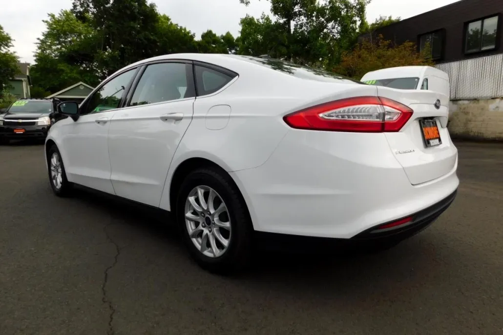 2015 Ford Fusion S photo 1