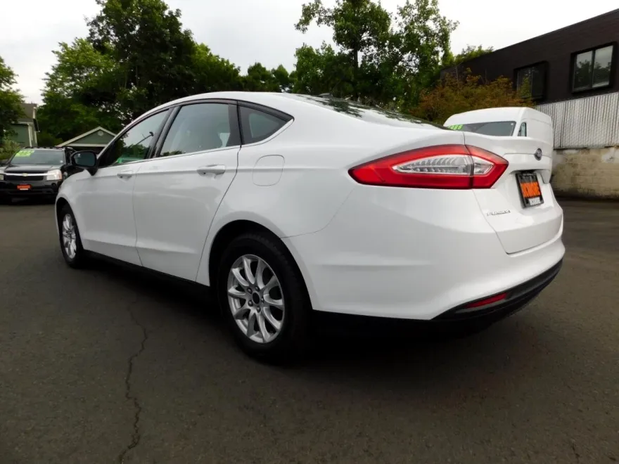 2015 Ford Fusion S photo 1
