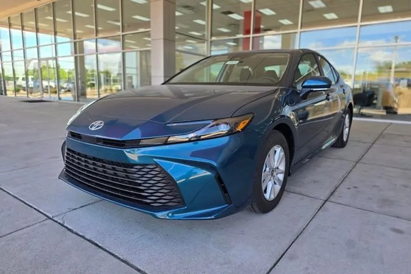 2025 Toyota Camry LE photo 1