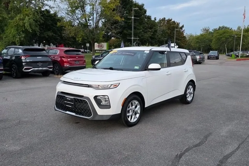 2022 Kia Soul LX photo 1