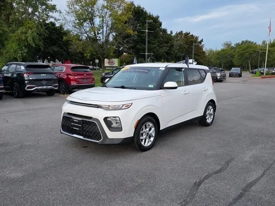 2022 Kia Soul LX photo 1