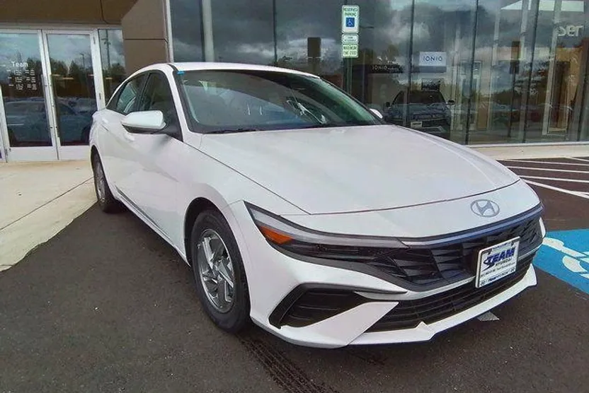 2025 Hyundai Elantra SE photo 1