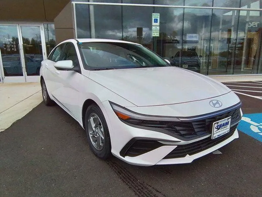 2025 Hyundai Elantra SE photo 1