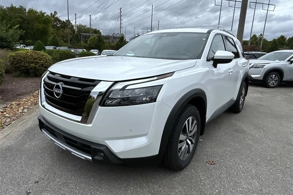 2025 Nissan Pathfinder SL photo 1